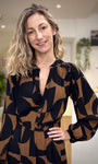 Détail encolure ronde fendue en V avec boutons robe SELIA