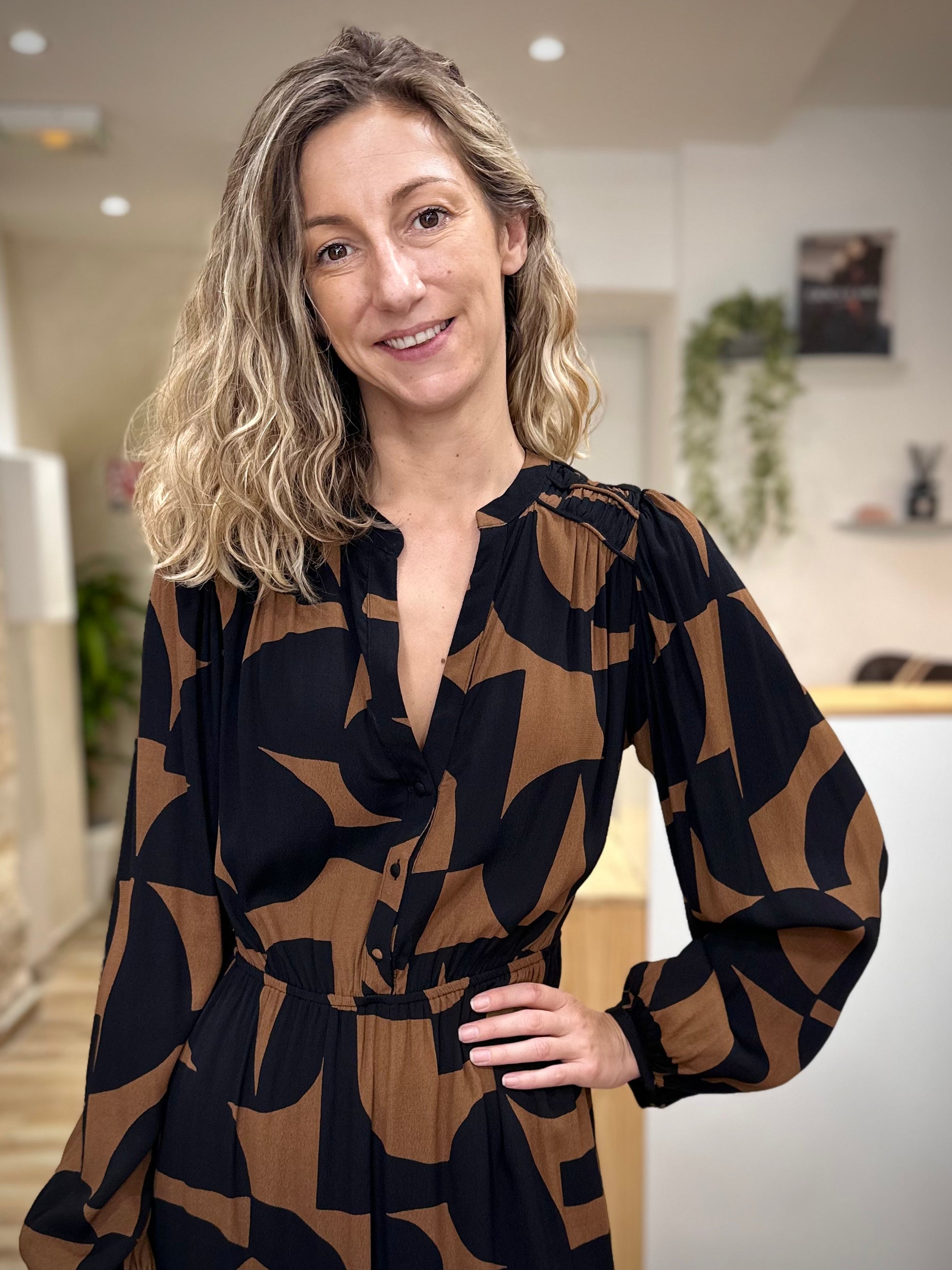 Détail encolure ronde fendue en V avec boutons robe SELIA