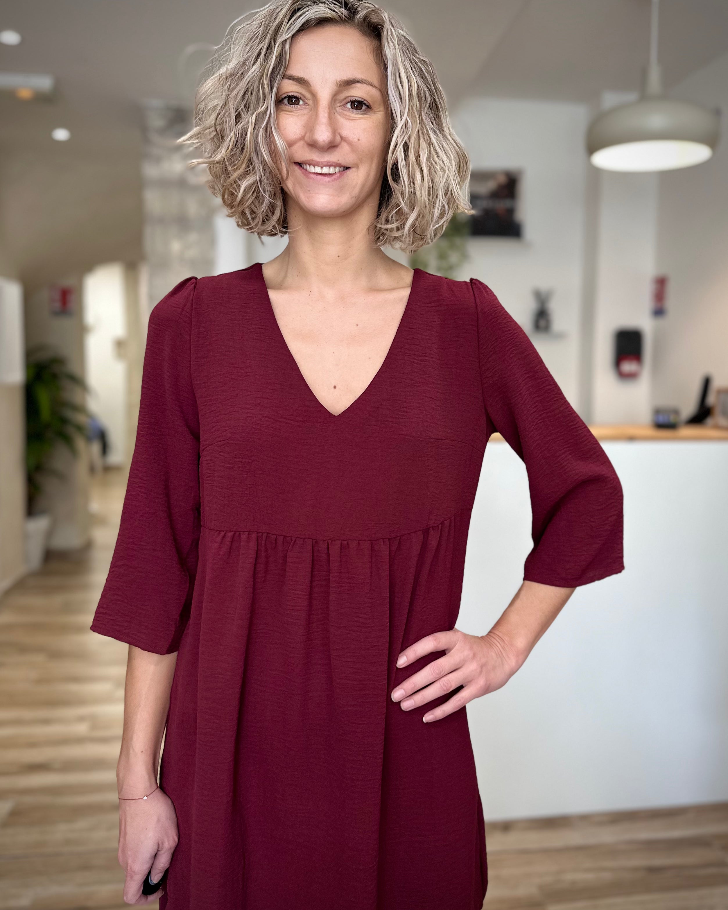 Vue de face de la robe SUSANA avec fronces à la taille