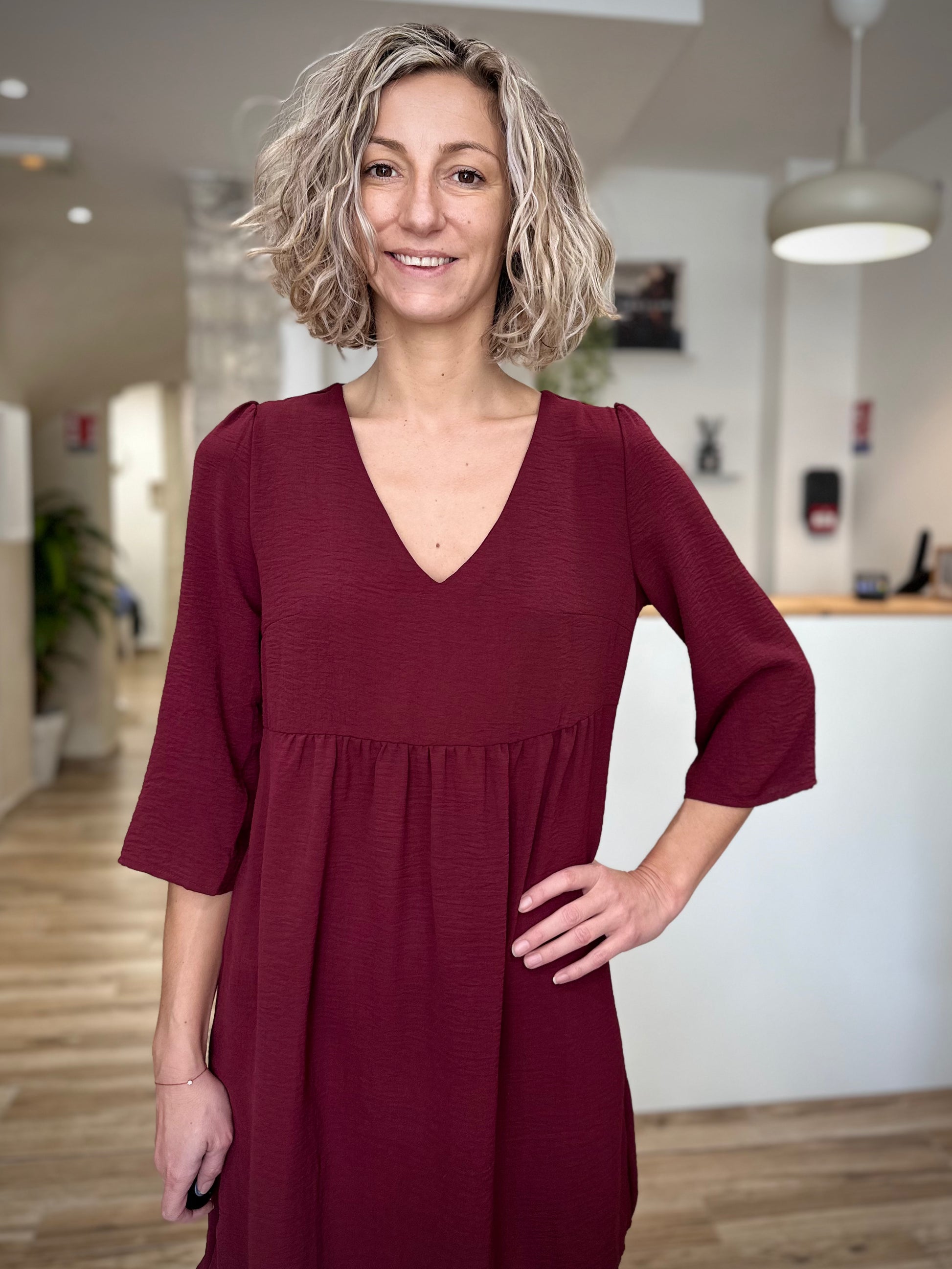 Vue de face de la robe SUSANA avec fronces à la taille
