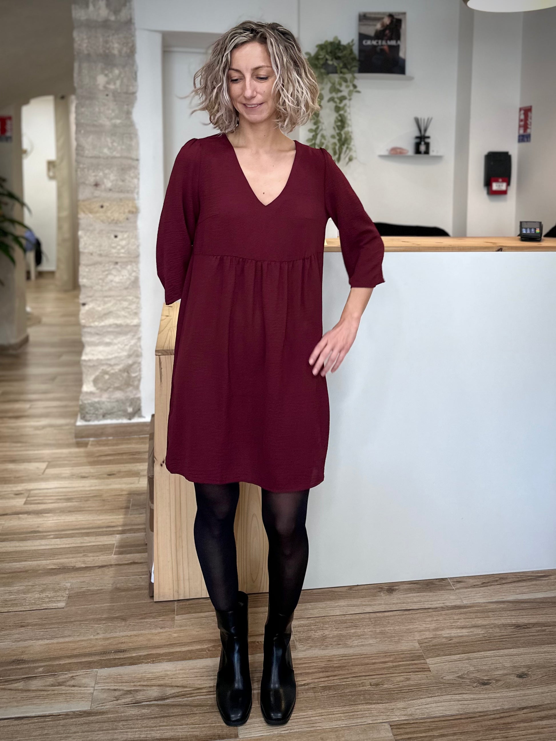 Robe babydoll bordeaux portée avec bottines 