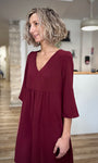 Profil gauche de la robe courte sur mannequin