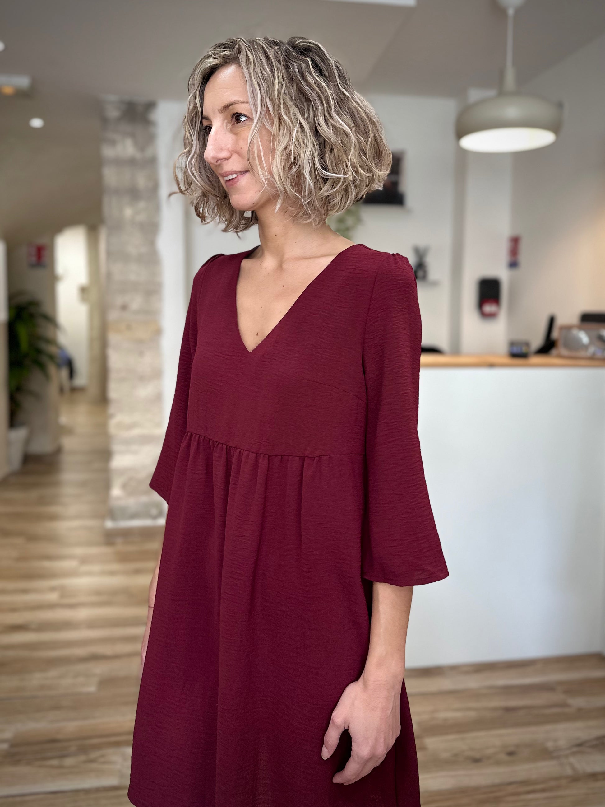 Profil gauche de la robe courte sur mannequin
