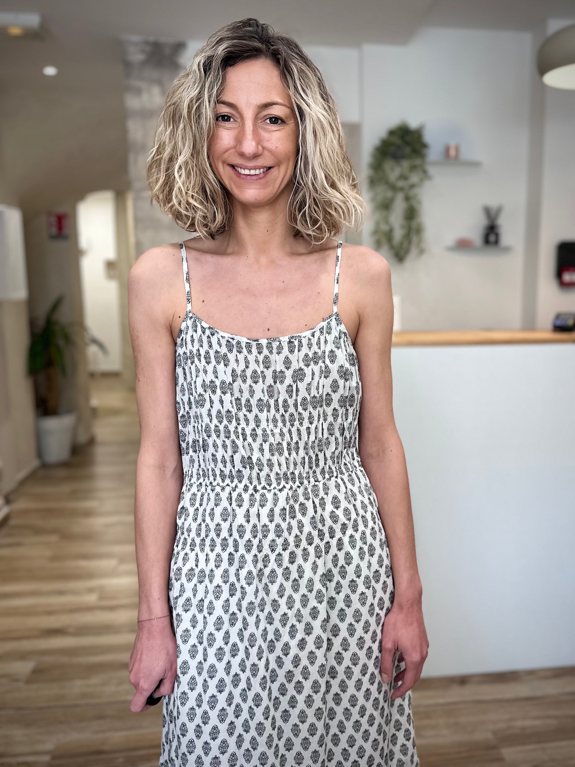 Robe sans manches fluide avec fines bretelles 
