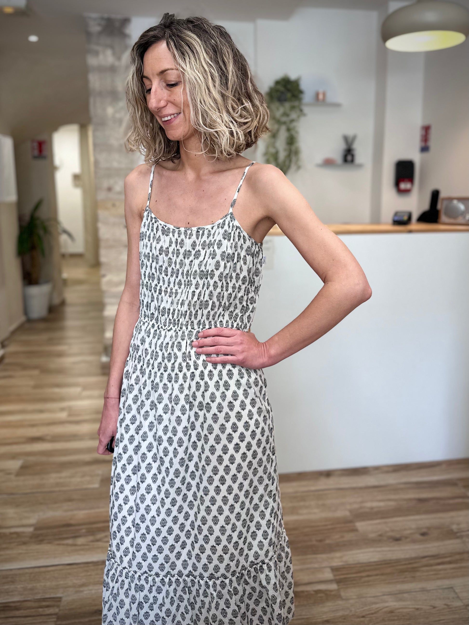 Robe à fines bretelles imprimée noir et blanc 