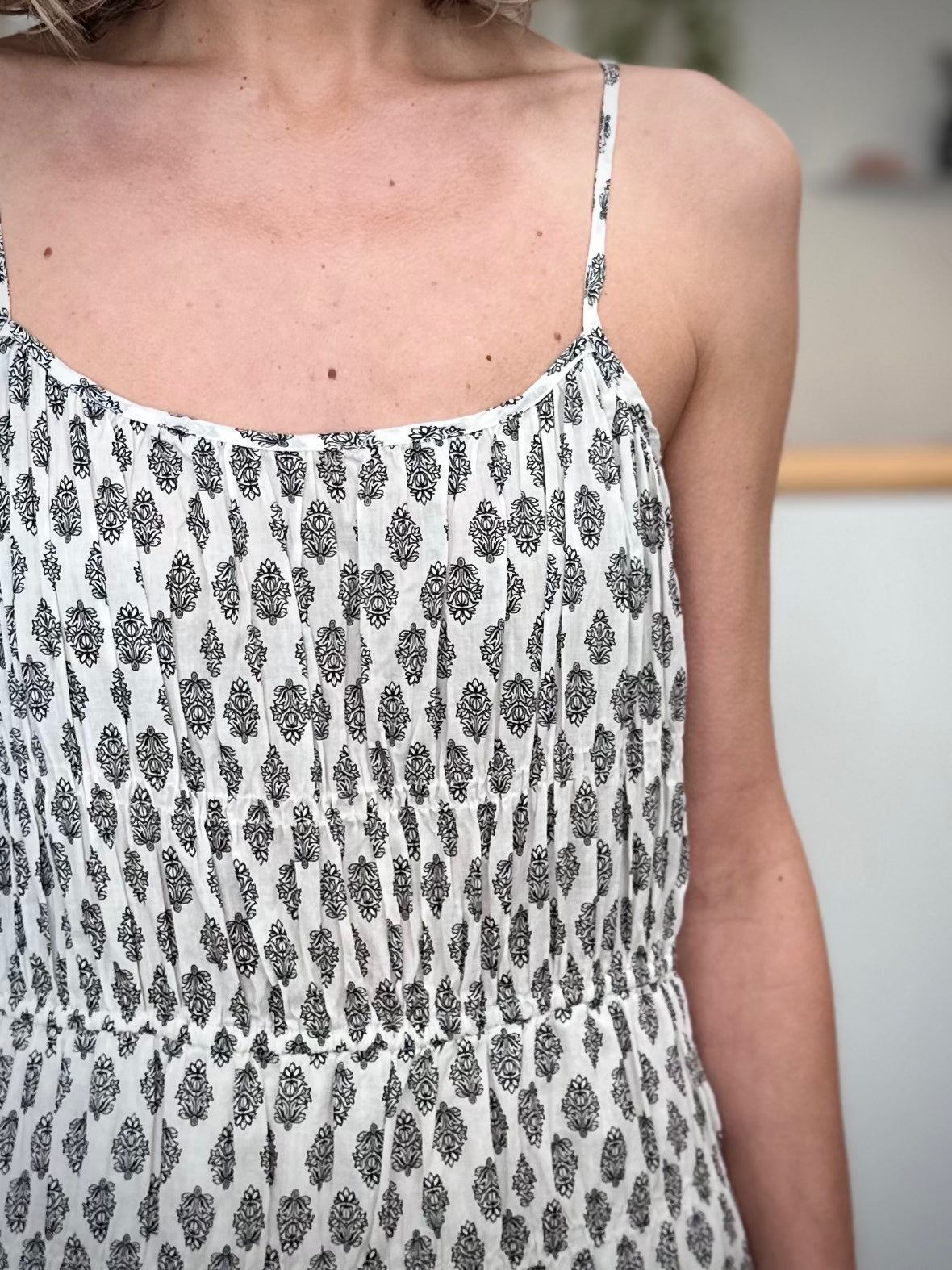 Détail du bustier smocké de la robe VOILA 