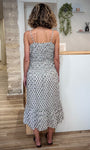 Femme de dos portant une robe longue en coton sans manches 
