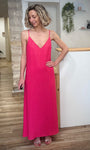 Femme portant une robe longue fuchsia fluide 