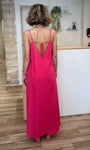 Silhouette féminine de dos avec robe longue fuchsia 