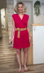 Femme portant une robe courte fuchsia en gaze de coton 