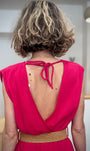 Détail des liens tressés au dos robe WRENNA fuchsia