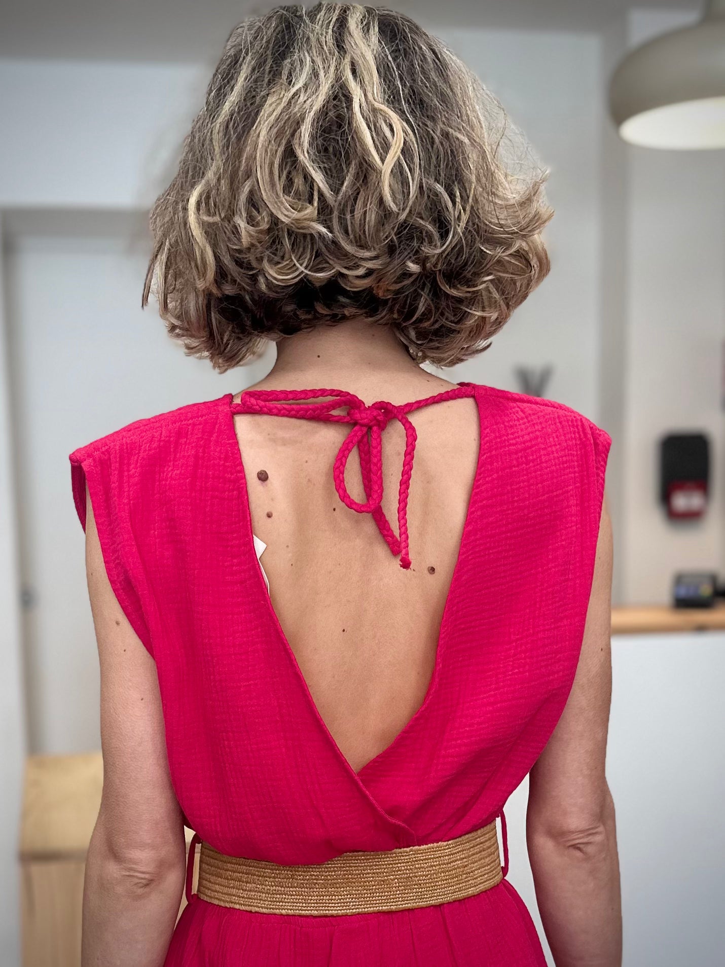 Détail des liens tressés au dos robe WRENNA fuchsia