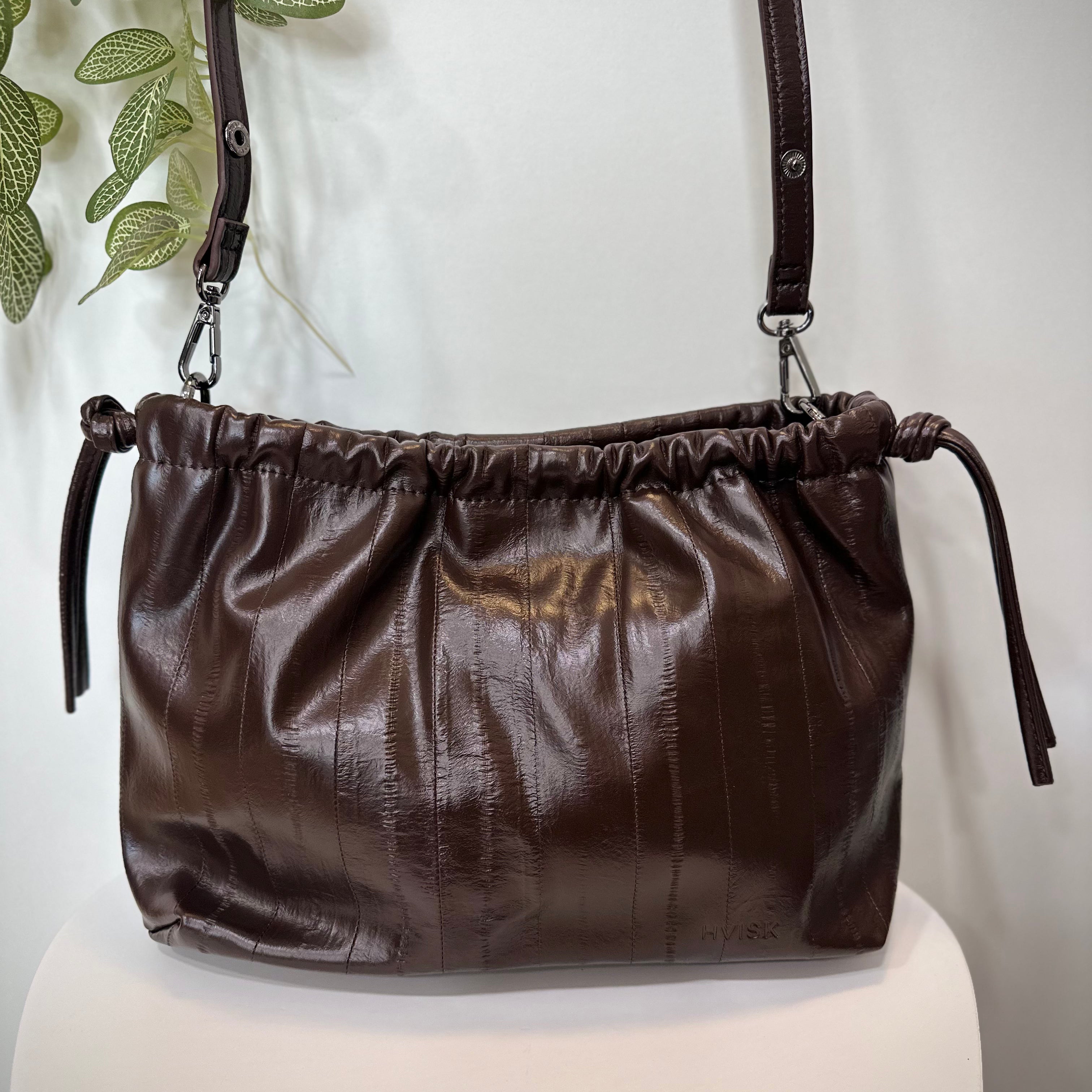 Sac marron effet froissé sur fond clair
