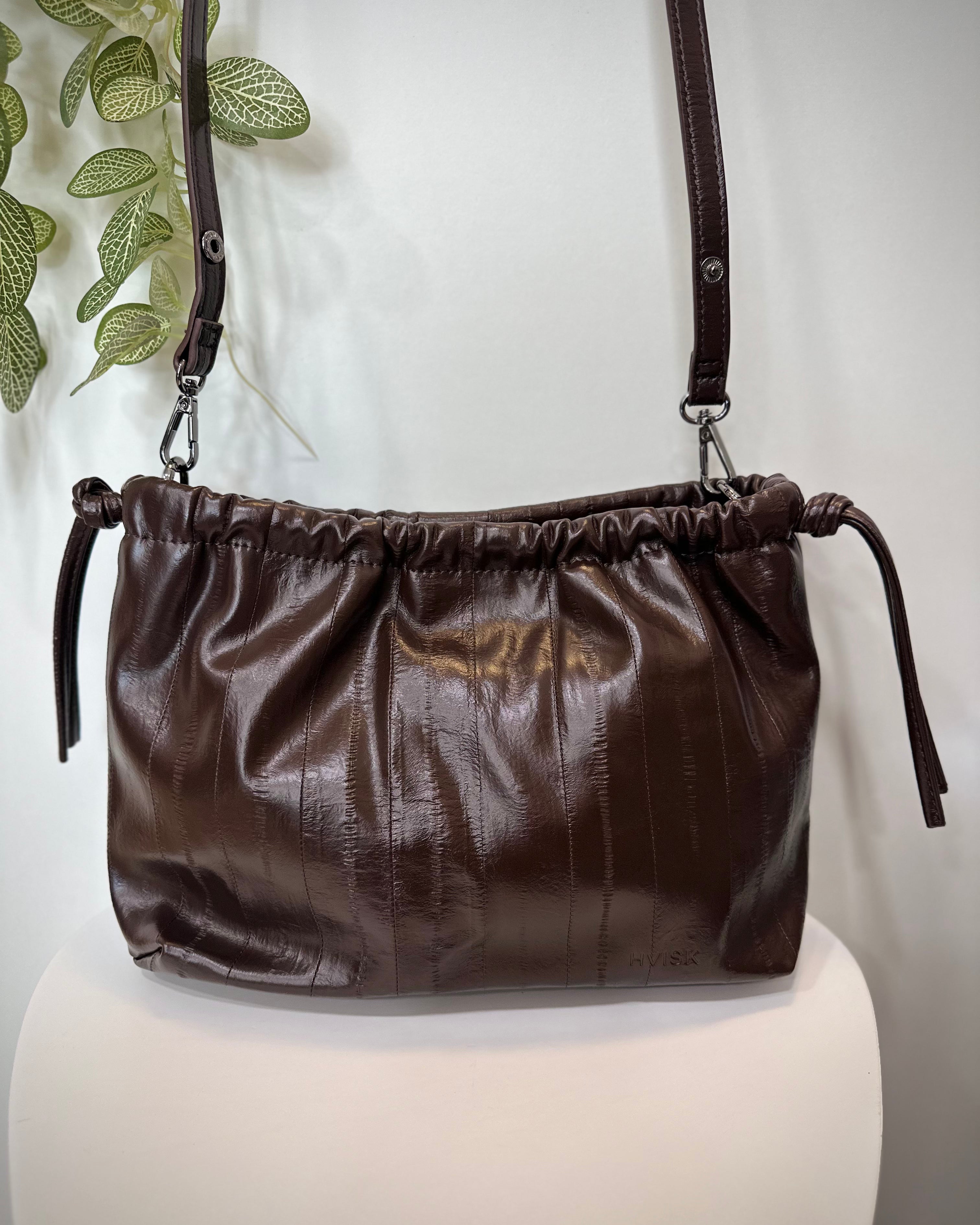 Sac marron effet froissé sur fond clair