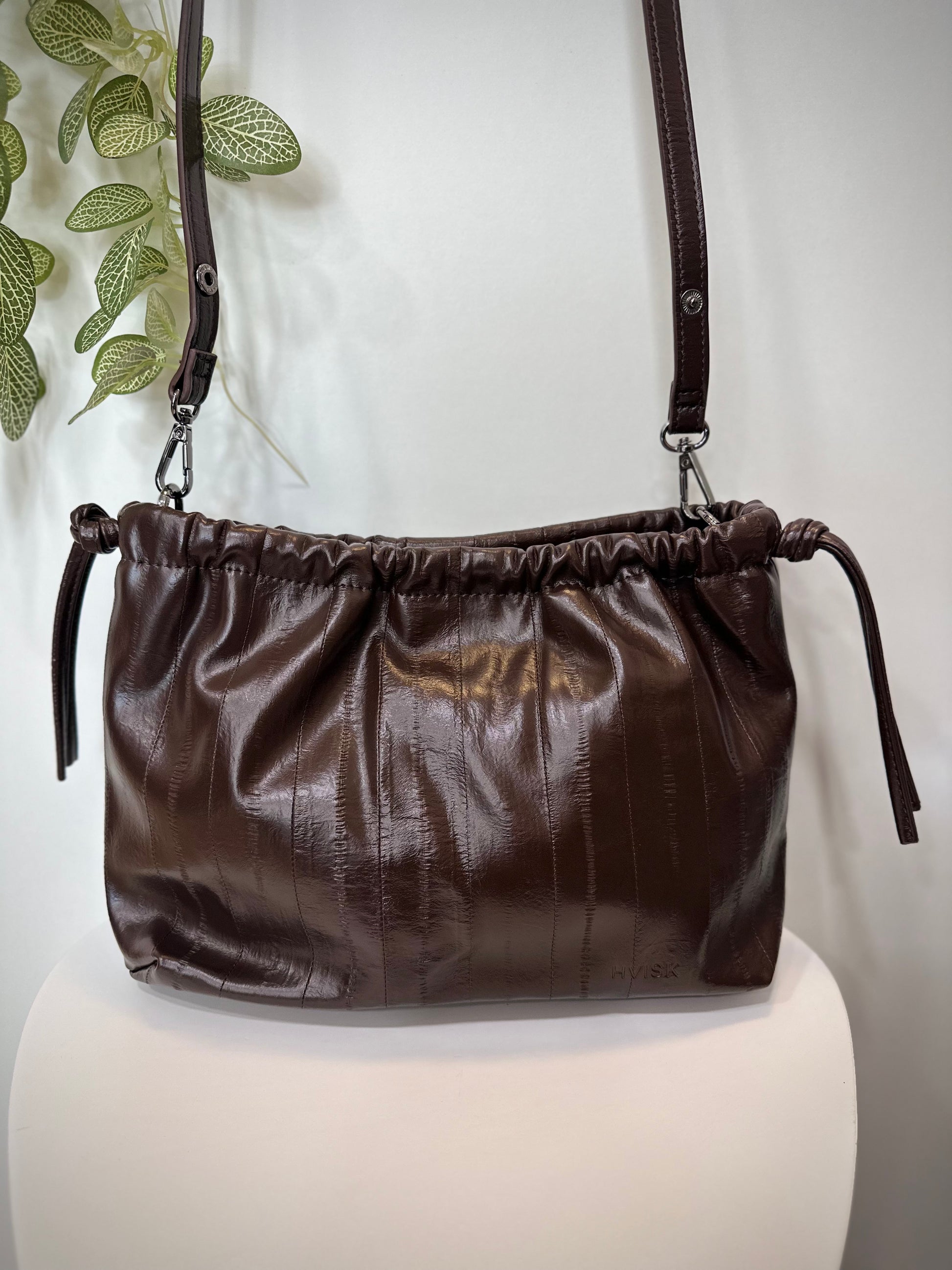 Sac marron effet froissé sur fond clair