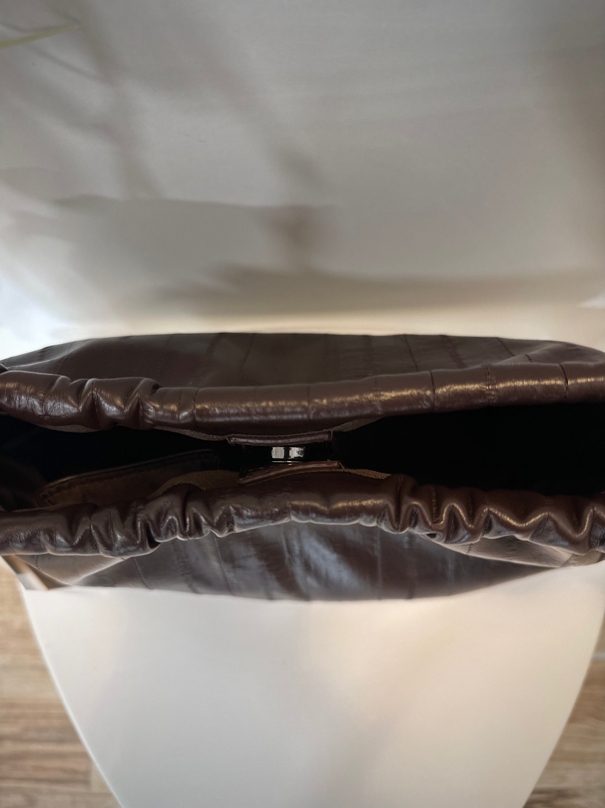 Sac marron posé sur chaise vu d'en haut