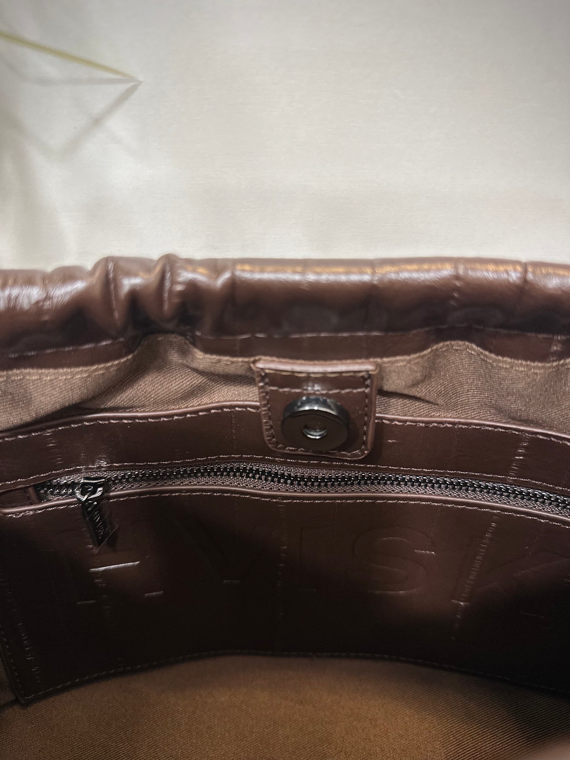 Vue intérieure du sac avec grande poche visible