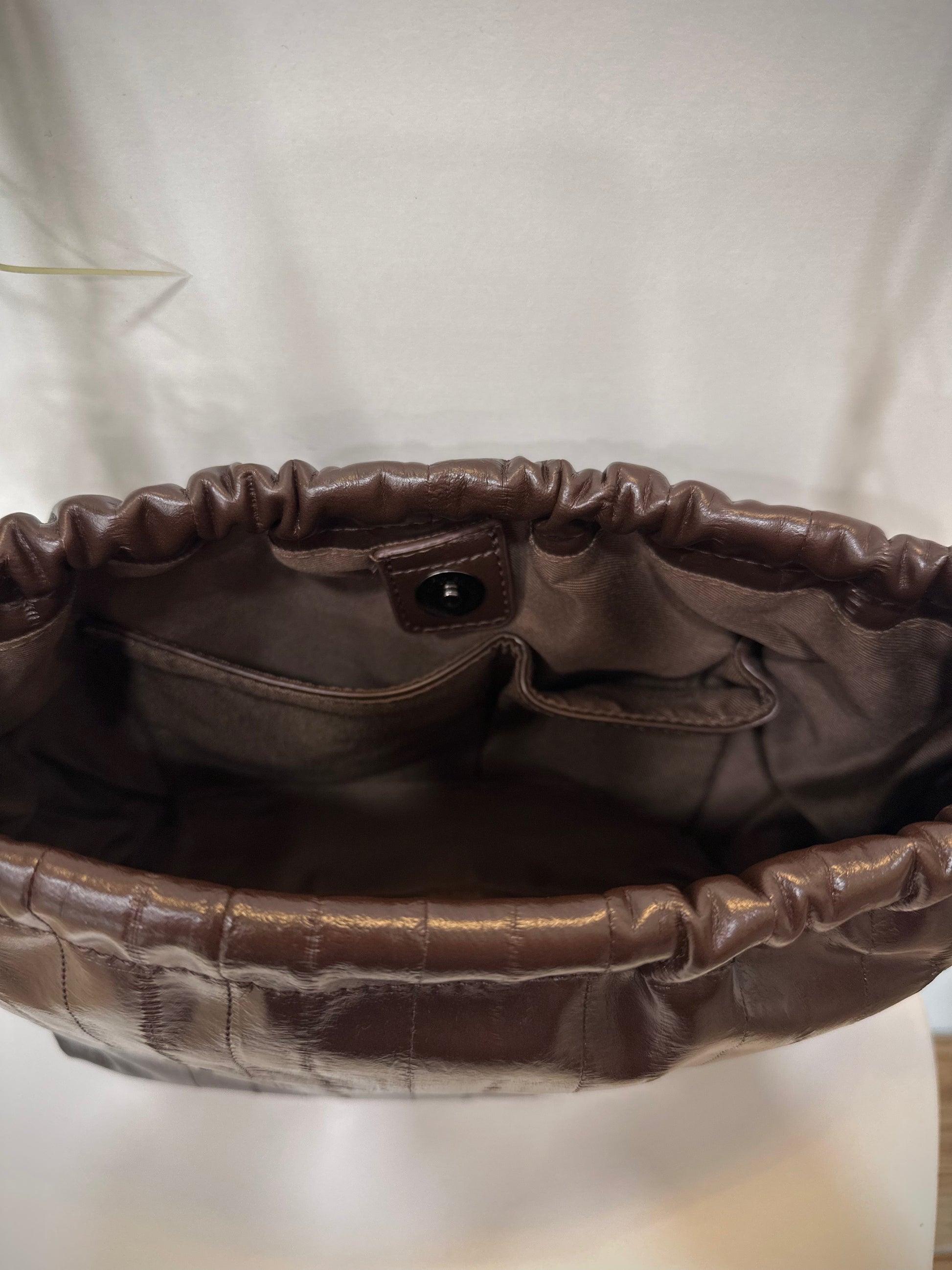 Vue intérieure du sac avec poches visibles