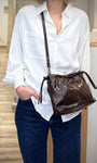 Femme en tenue casual chic avec sac marron