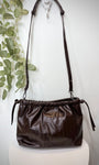 Sac épaule Arcane marron sous lumière naturelle