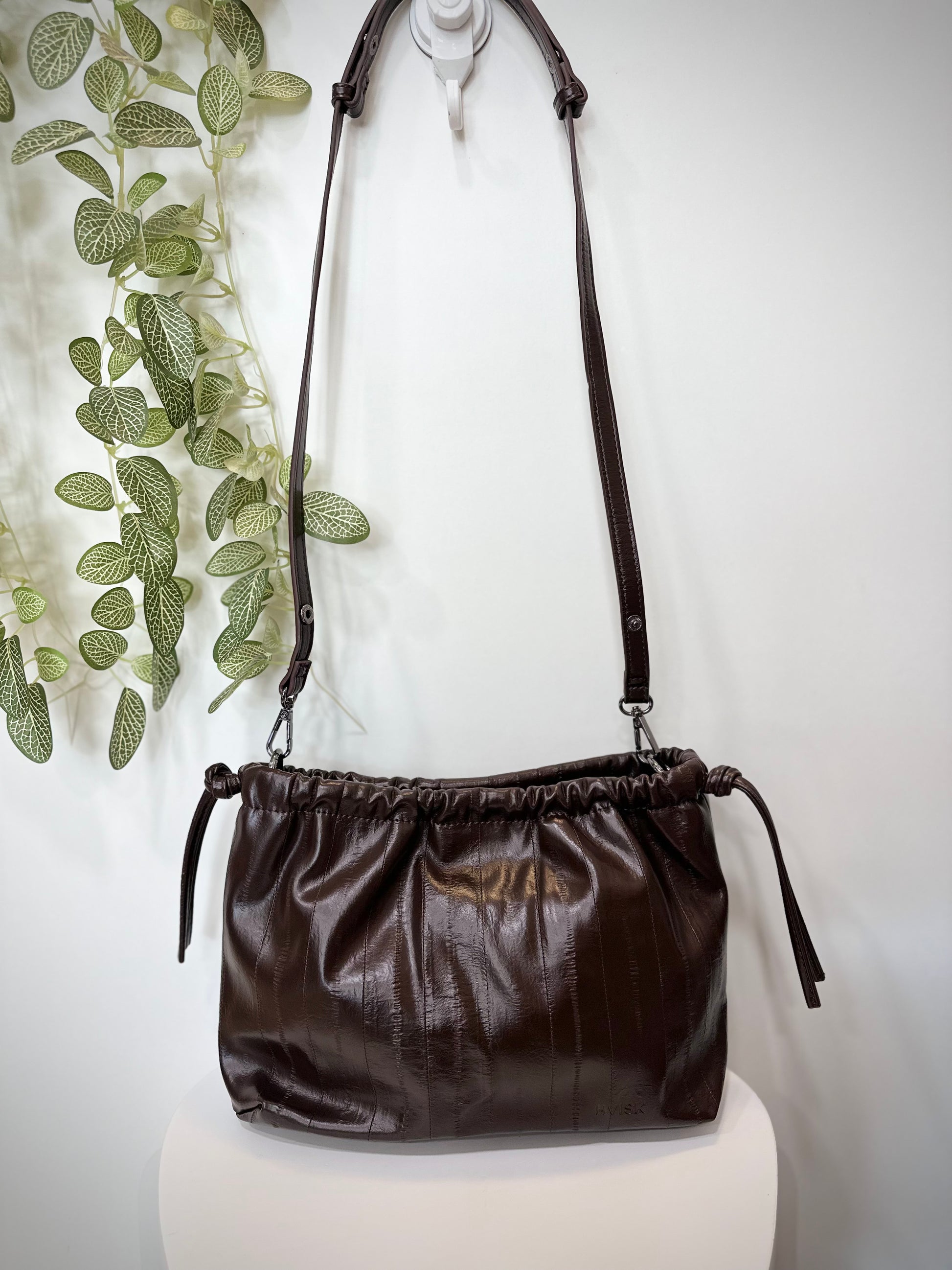 Sac épaule Arcane marron sous lumière naturelle