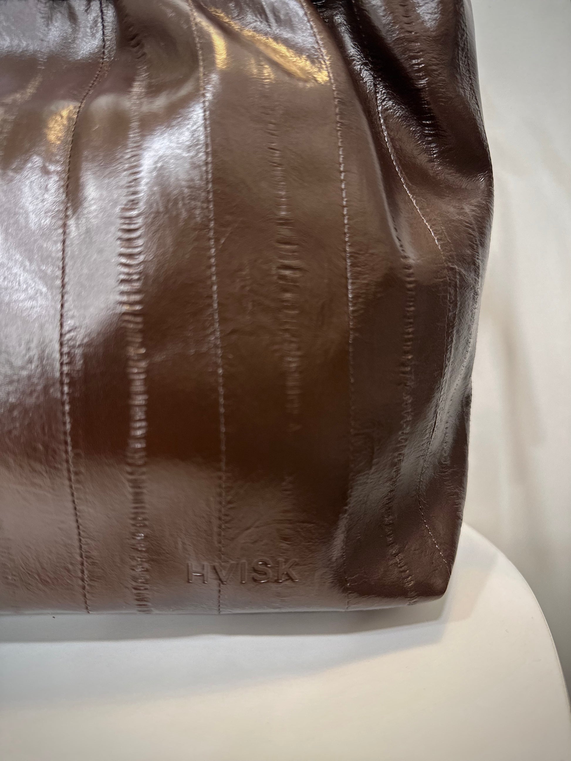 Logo HVISK sur sac vegan marron