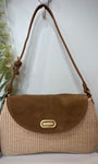 Sac baguette camel et raphia sur fond lumineux naturel 