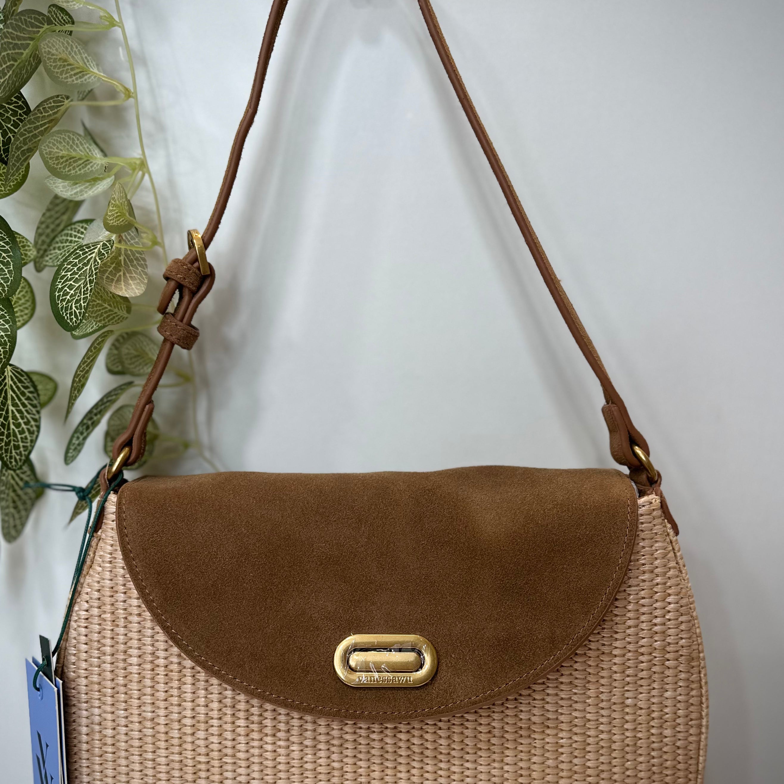 Sac baguette camel et raphia sur fond lumineux naturel 