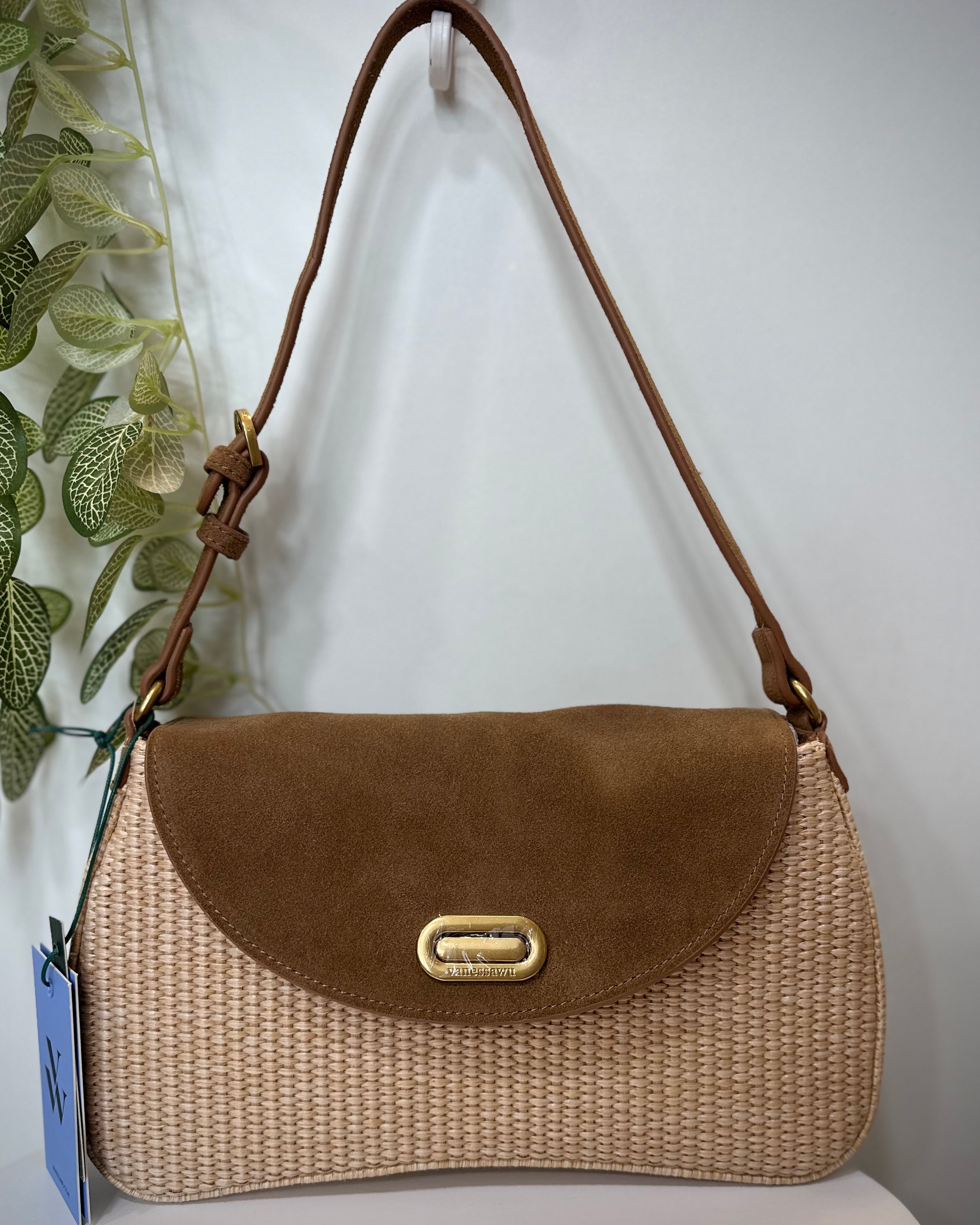 Sac baguette camel et raphia sur fond lumineux naturel 