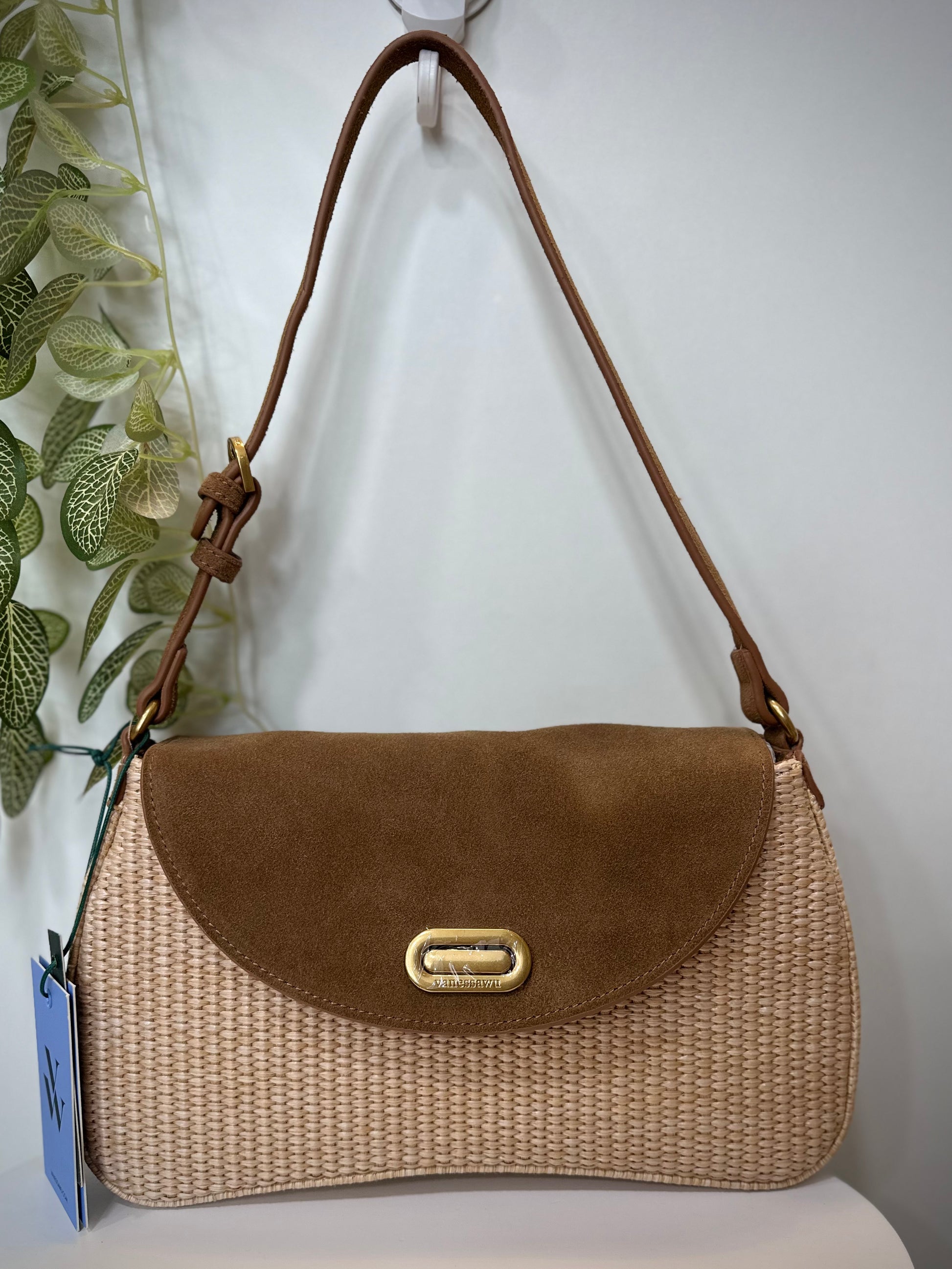 Sac baguette camel et raphia sur fond lumineux naturel 