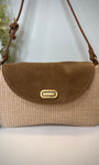 Sac CARRIE posé sur chaise en bois blanc
