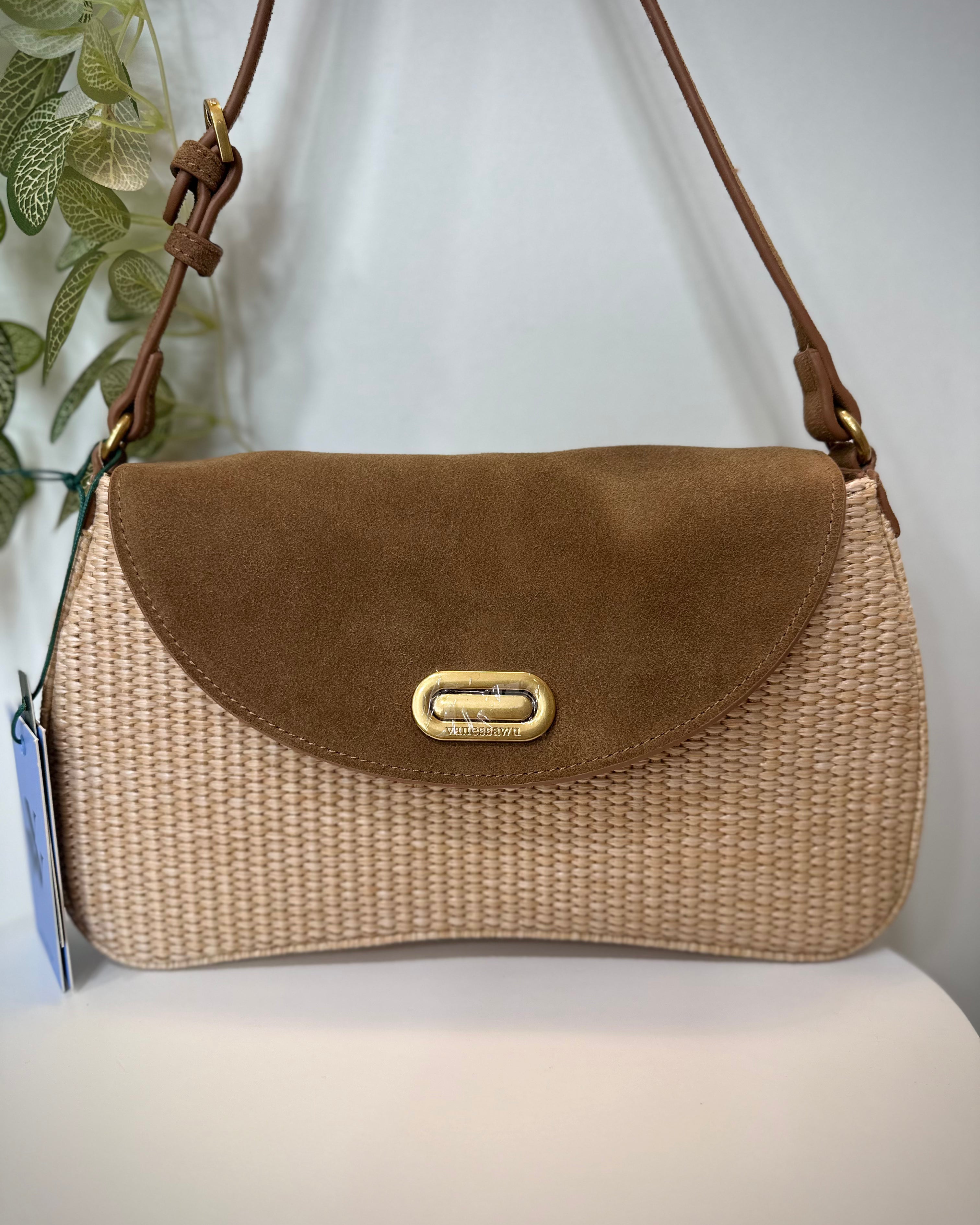 Sac CARRIE posé sur chaise en bois blanc
