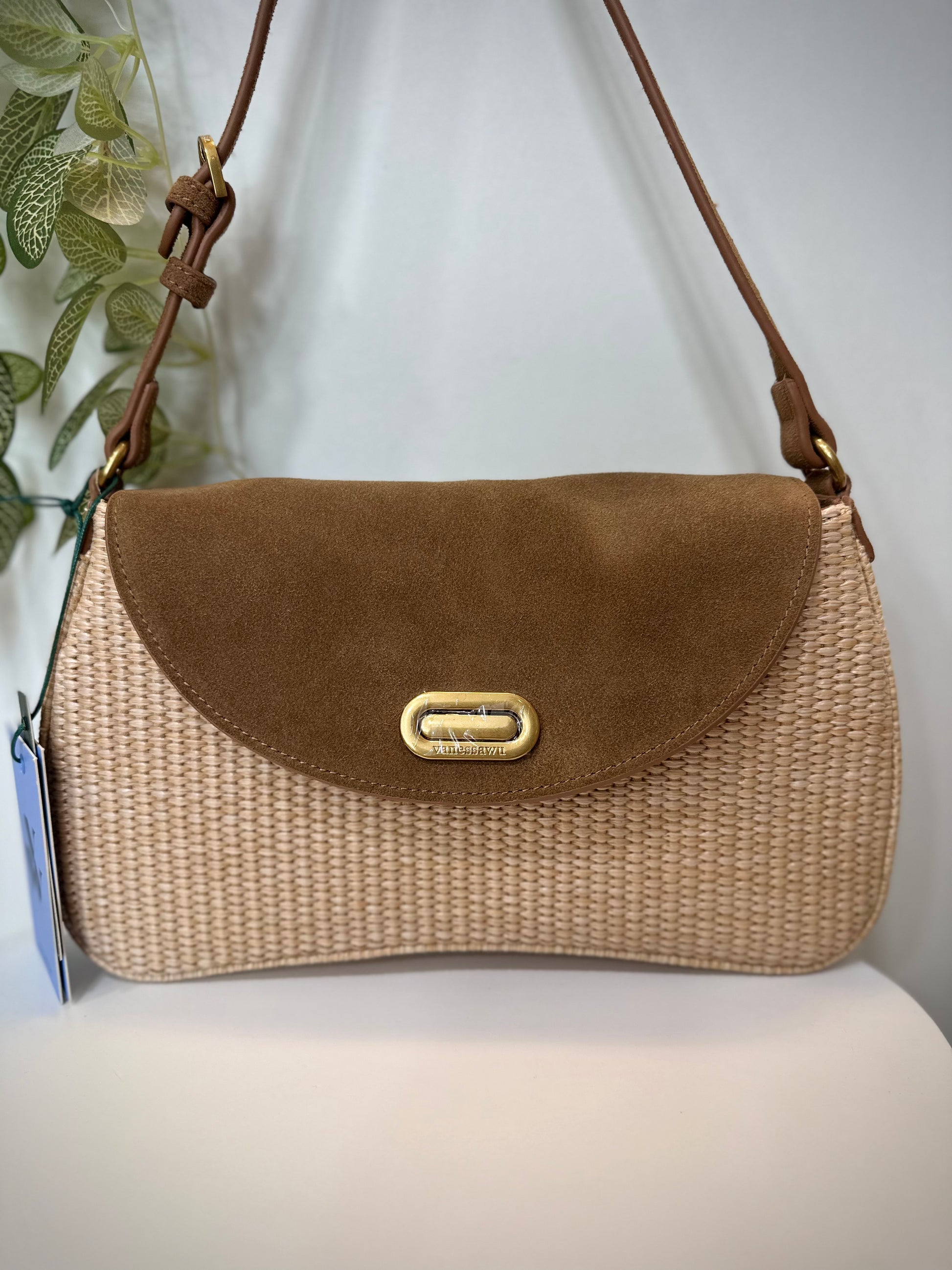 Sac CARRIE posé sur chaise en bois blanc