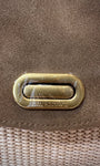 Fermoir doré du sac CARRIE en détail 