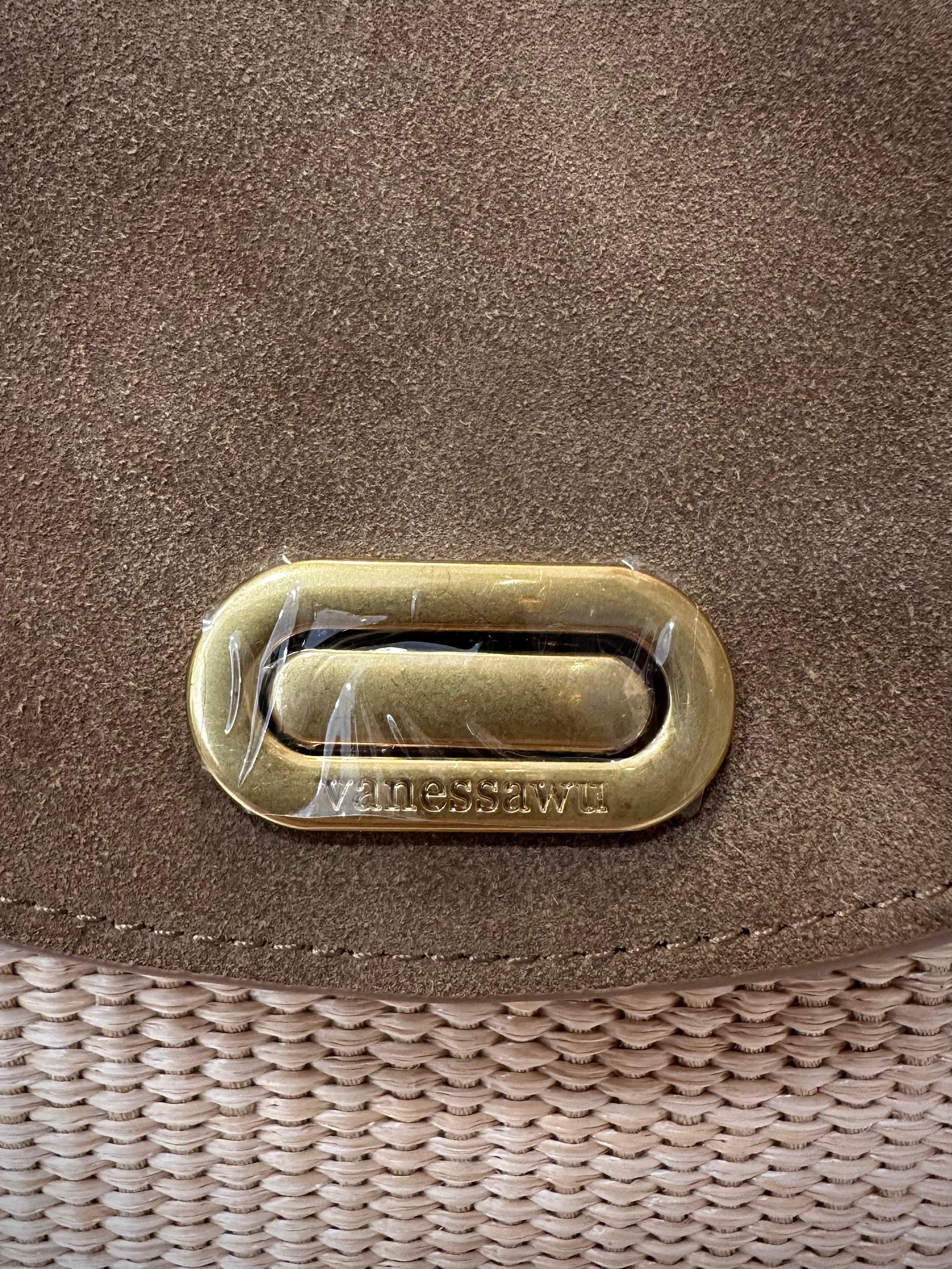 Fermoir doré du sac CARRIE en détail 
