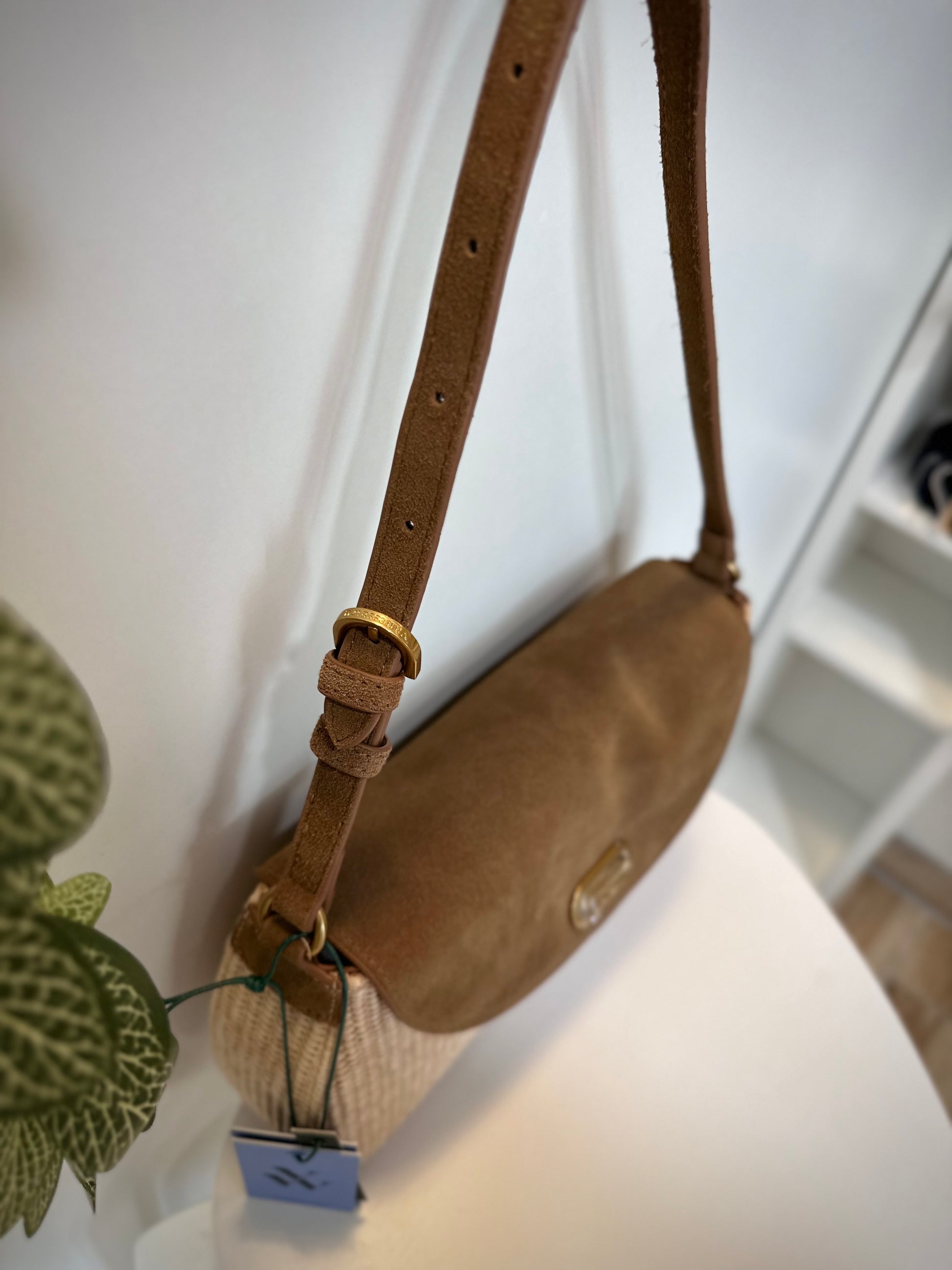 Anse réglable en cuir camel en gros plan 