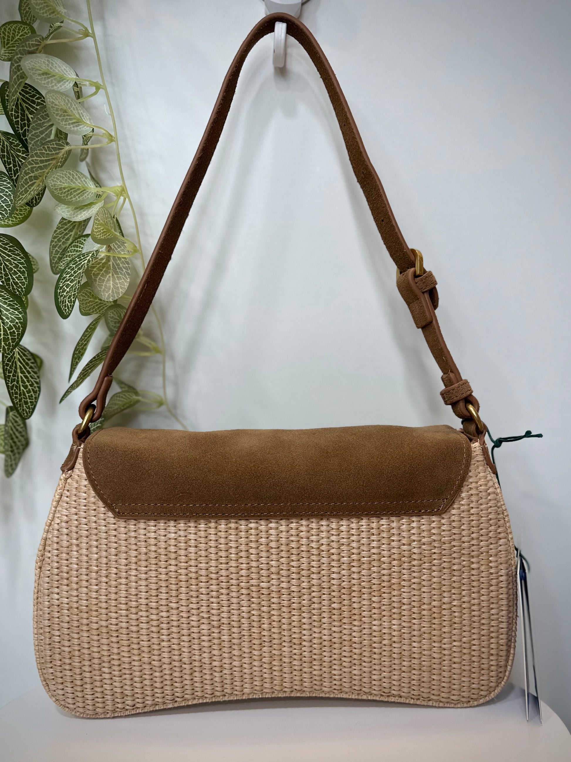Sac minimaliste camel sur fond neutre clair vue arrière