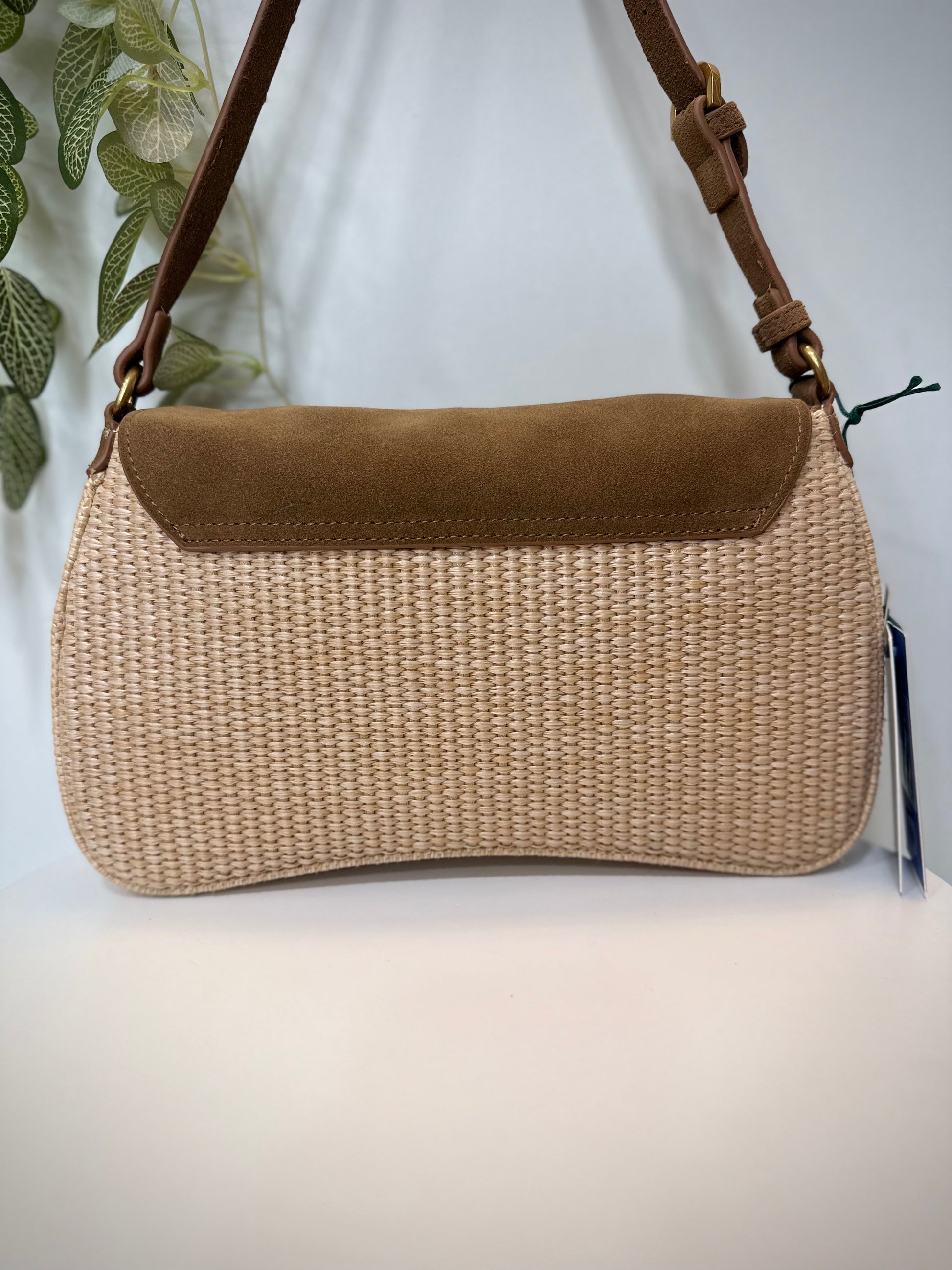 Accessoire mode naturel et raffiné camel et doré vue arrière