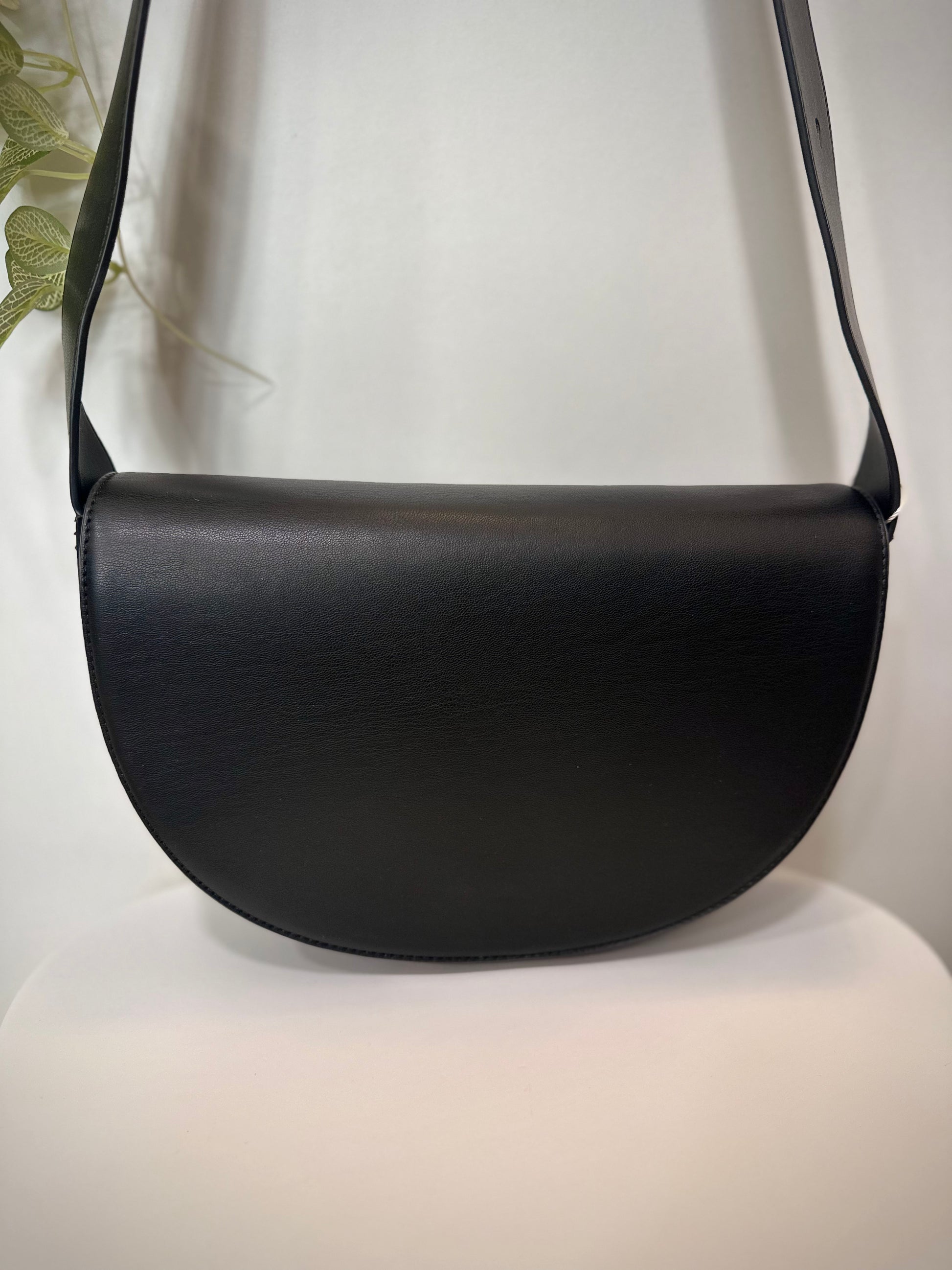 Sac vegan noir sur fond neutre et lumineux