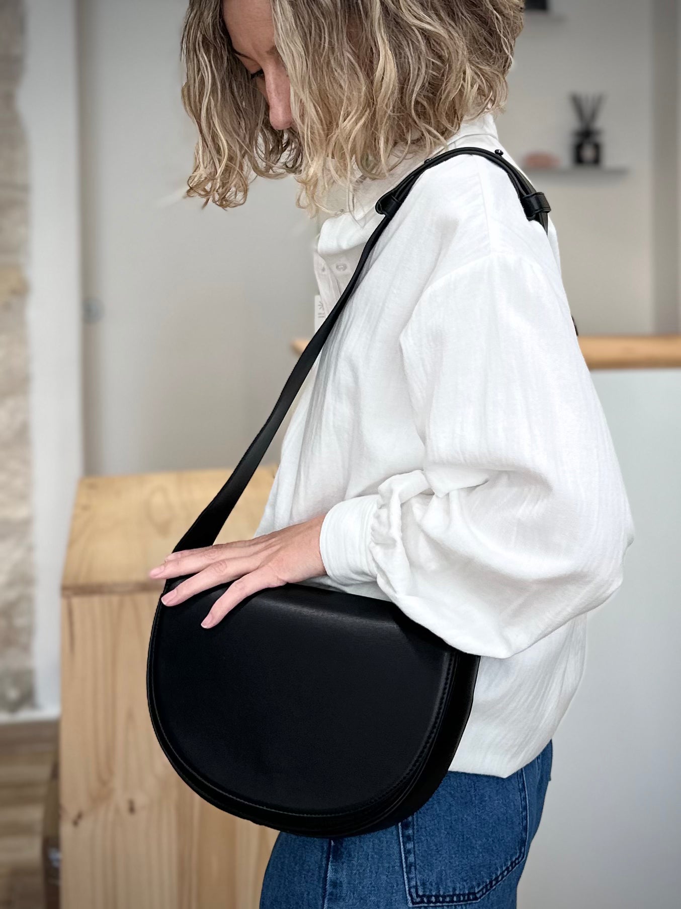 Femme en tenue casual chic portant sac Cliff noir HVISK