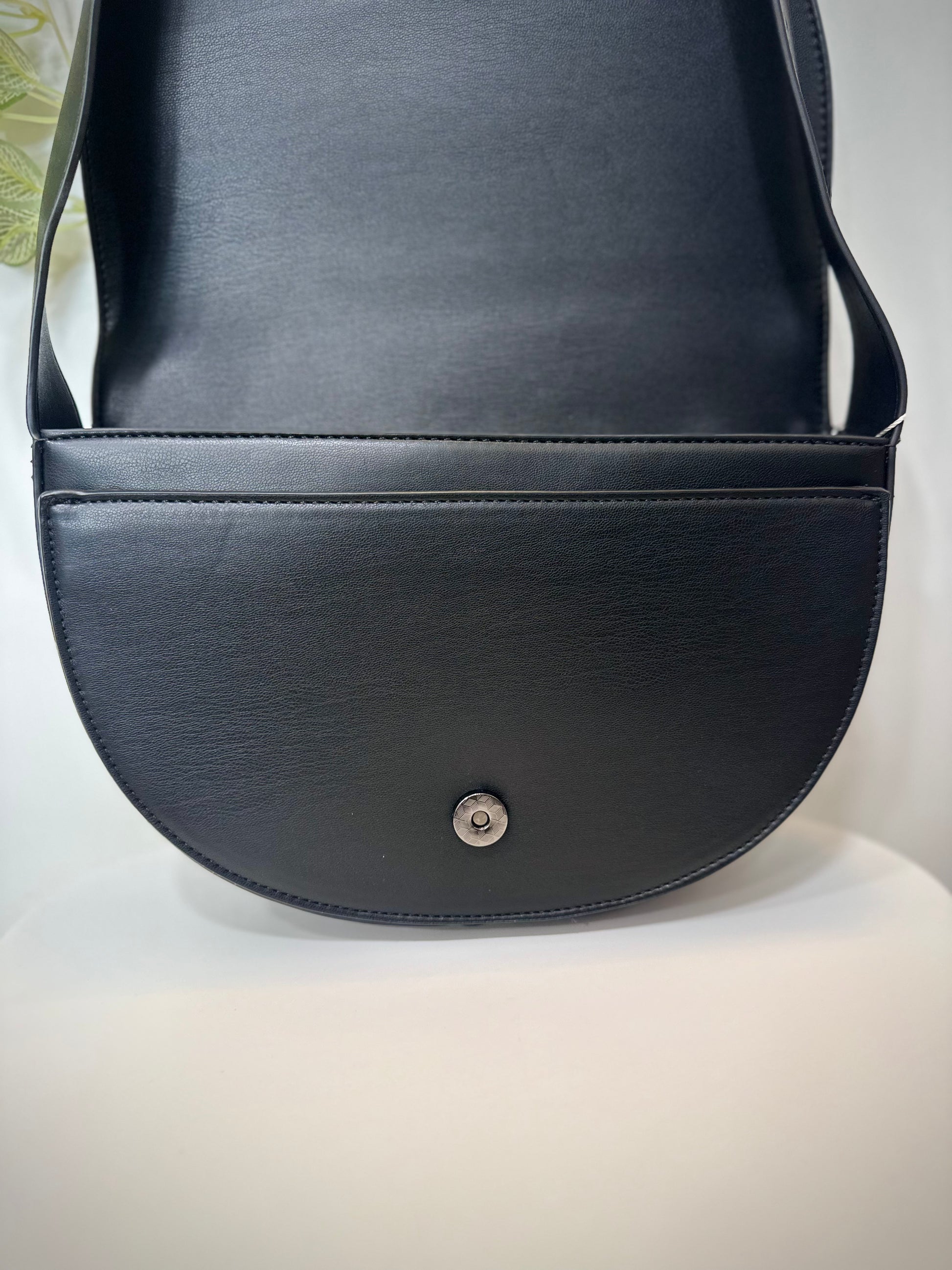 Sac vegan noir minimaliste ouvert