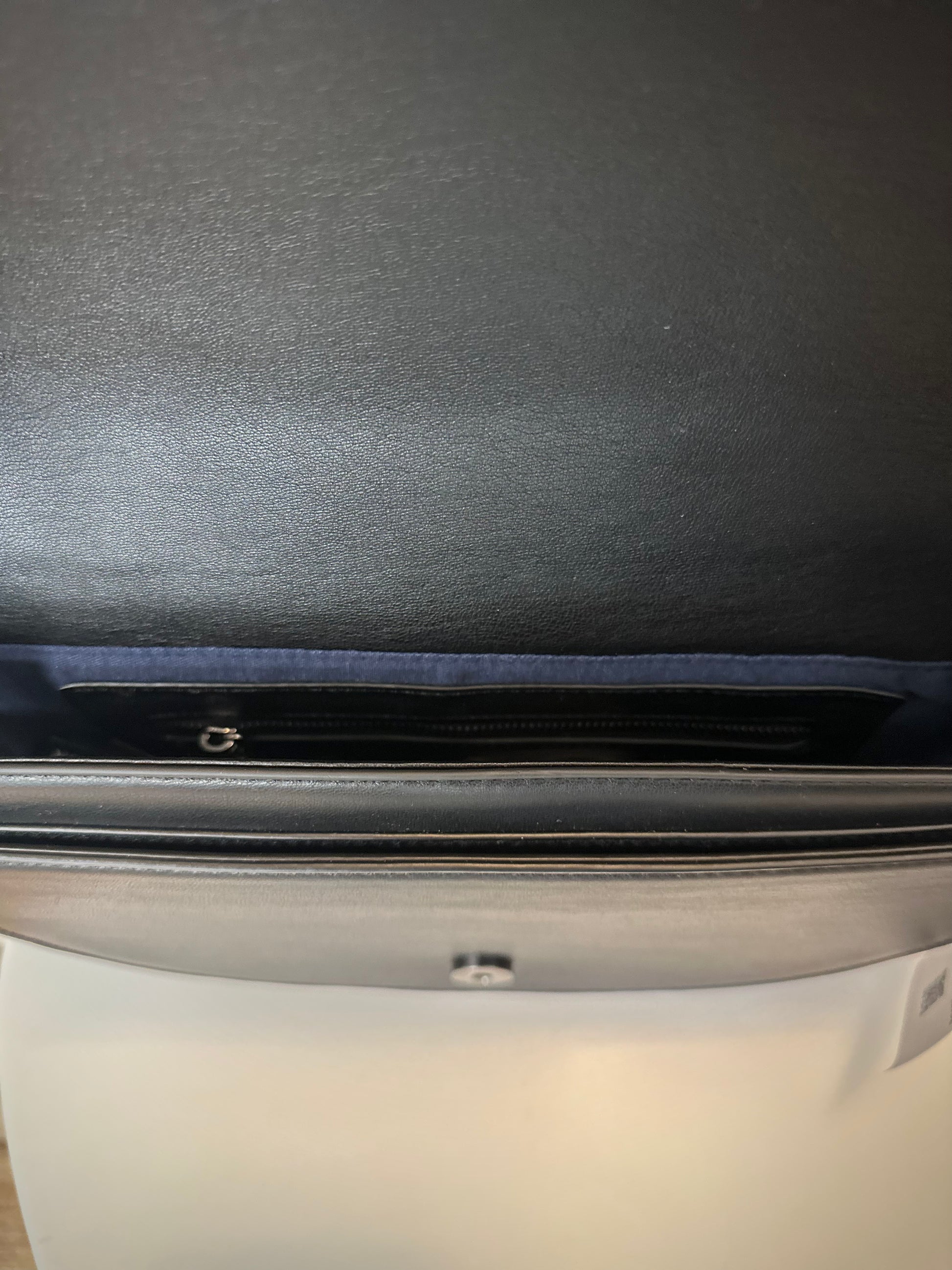 Intérieur du sac CLIFF avec poche zippée visible