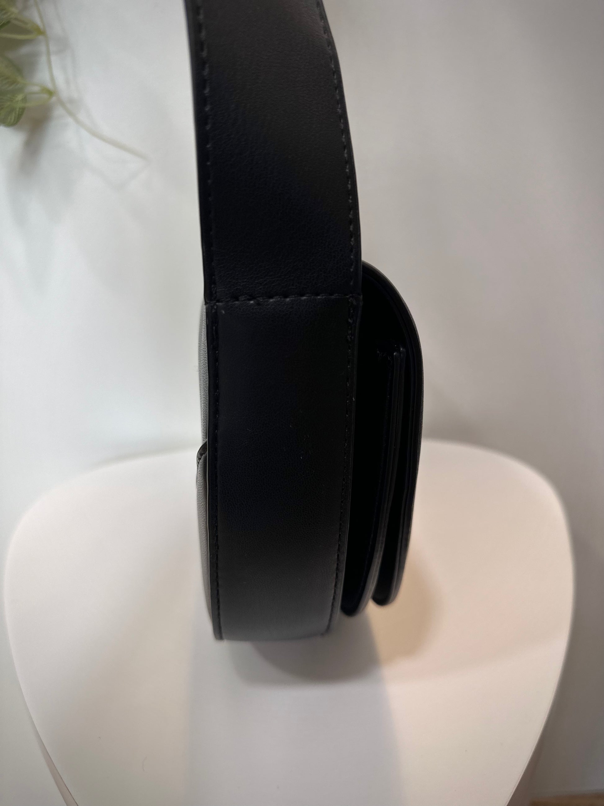 Vue latérale du sac CLIFF montrant sa courbe demi-lune