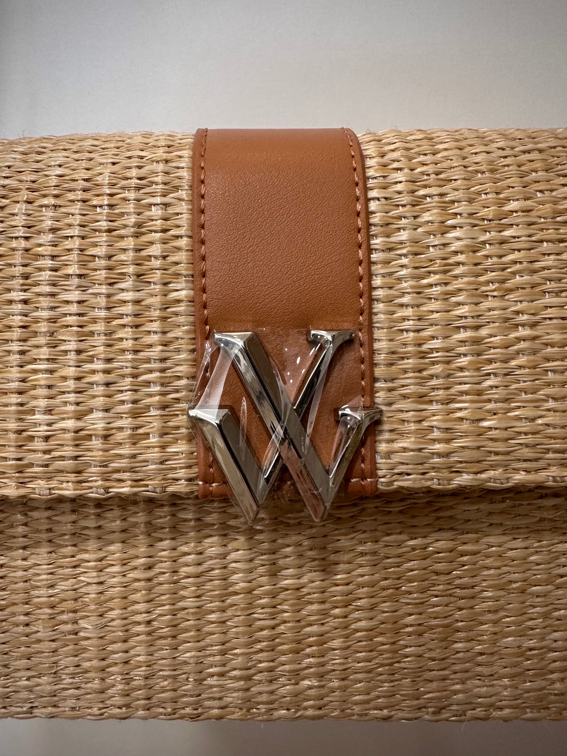 Logo argenté du sac DALILA en détail 