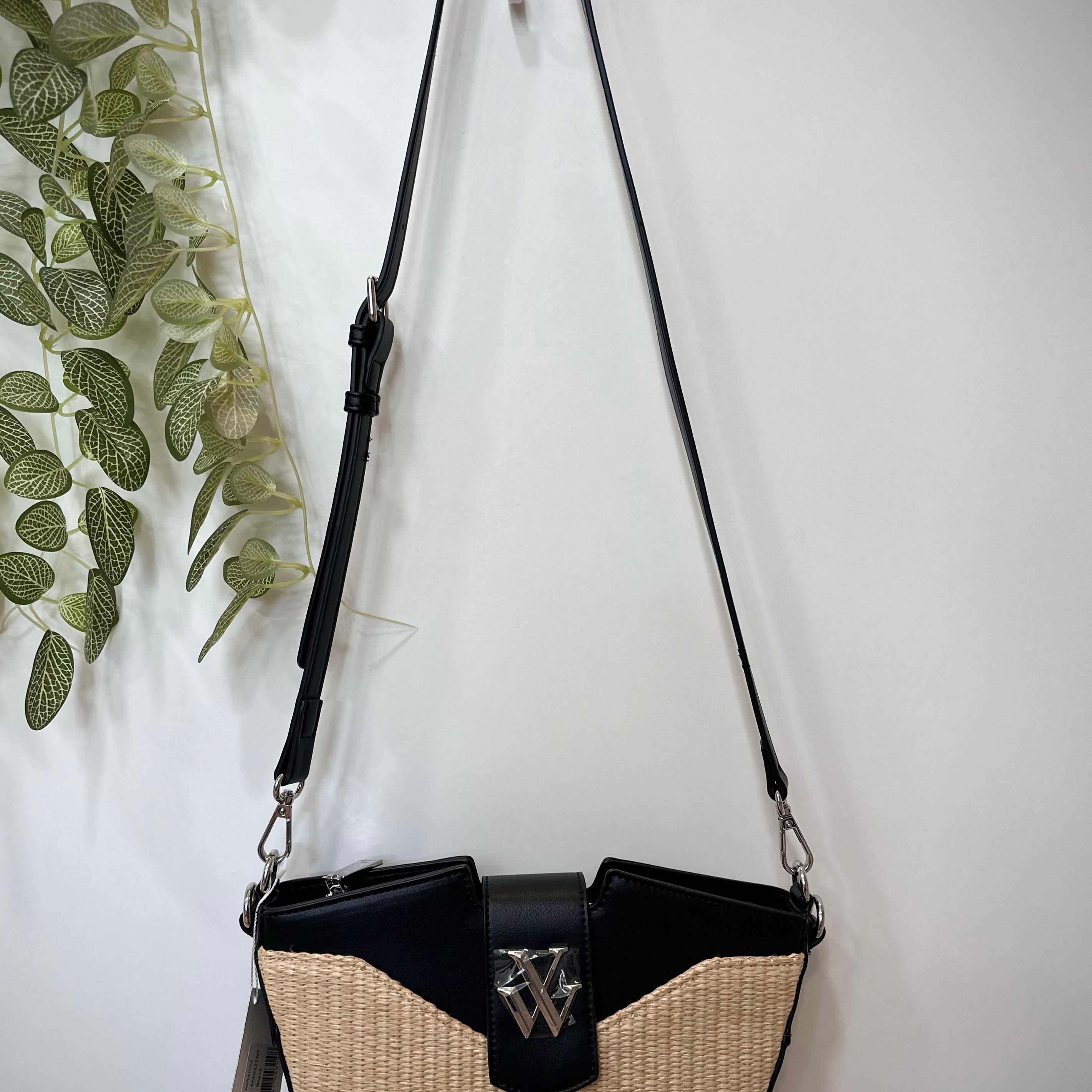 Sac bandoulière noir avec détail raphia beige 