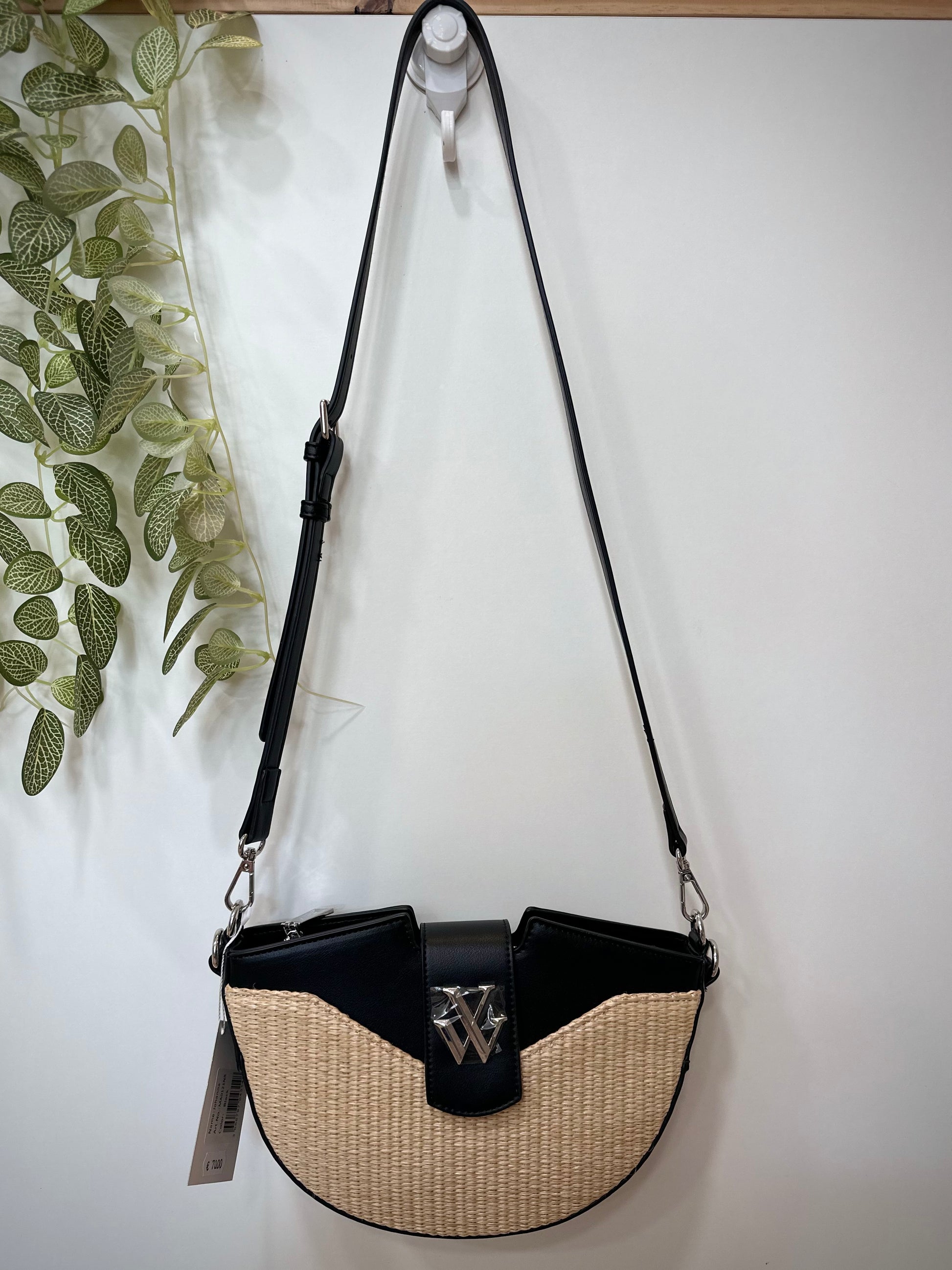 Sac bandoulière noir avec détail raphia beige 