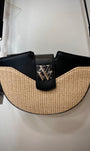 Sac demi-lune noir et raphia suspendu fond clair 