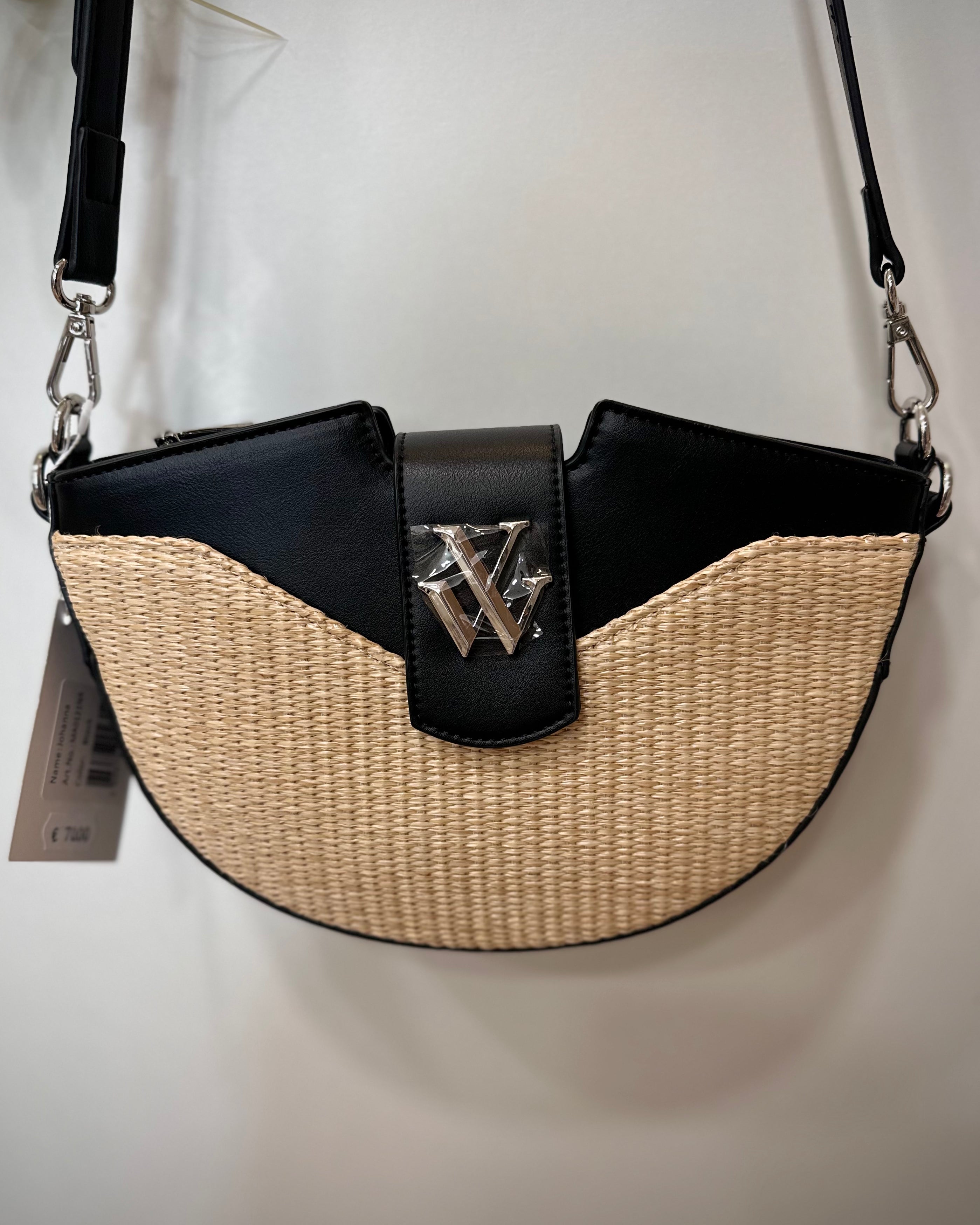 Sac demi-lune noir et raphia suspendu fond clair 