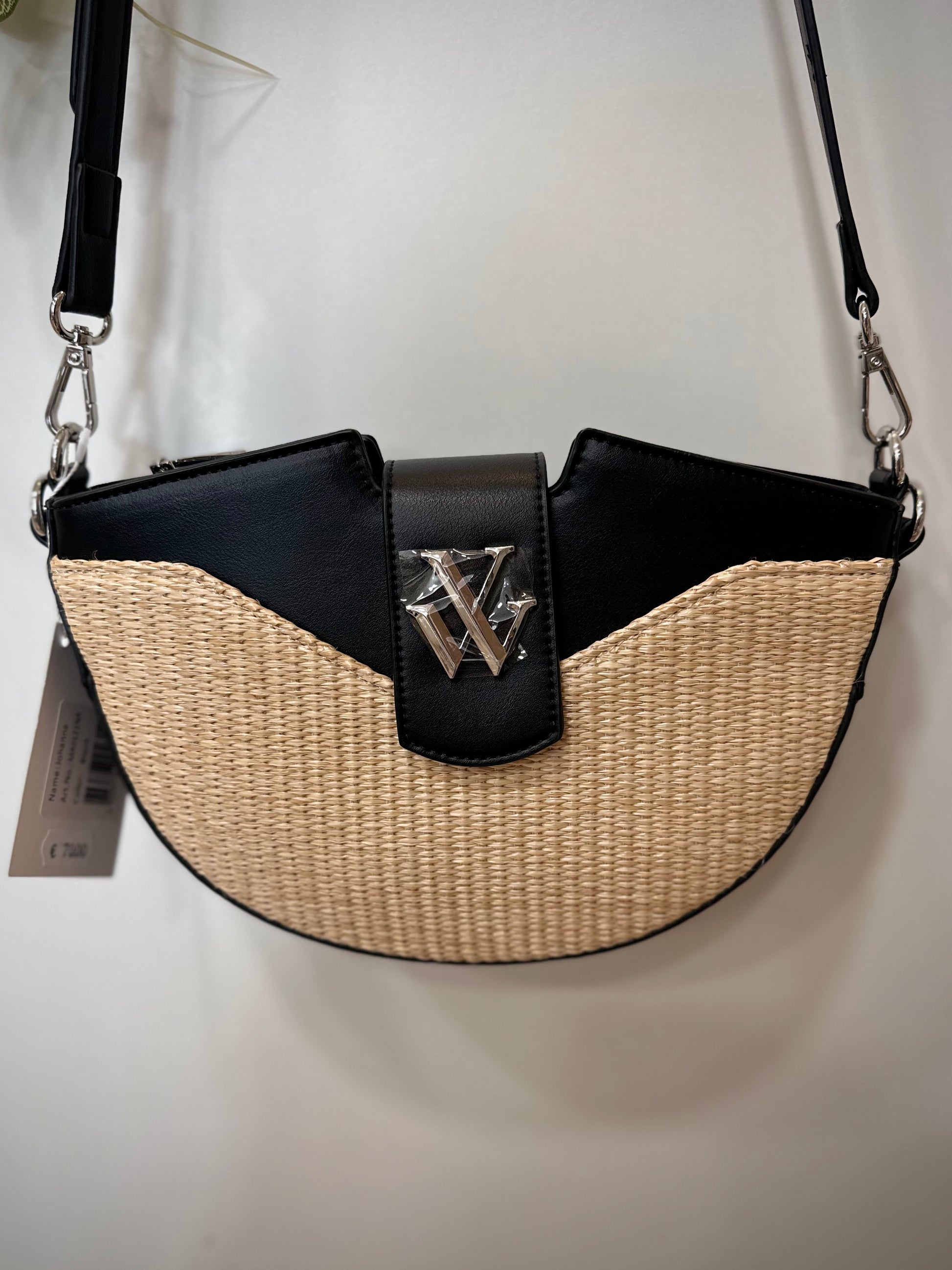 Sac demi-lune noir et raphia suspendu fond clair 