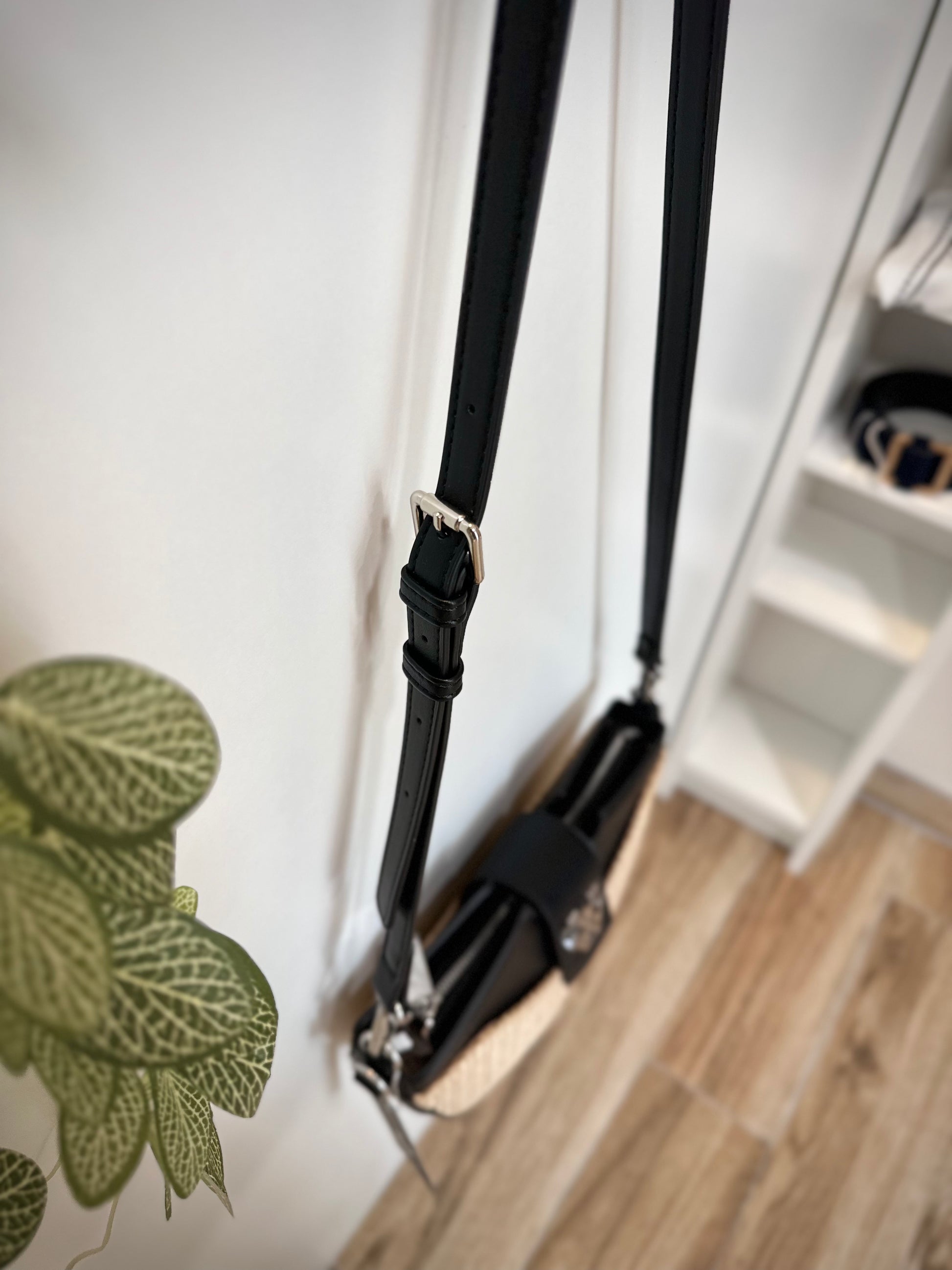 Sac demi-lune noir avec bandoulière réglable 
